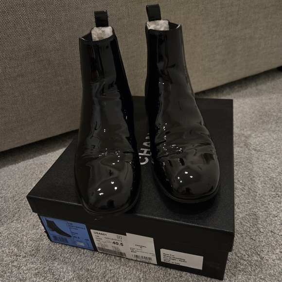 Chanel Black Patent Sheep Shearling Lined Leather Ankle Boots 40.5 - Picture 11 of 11